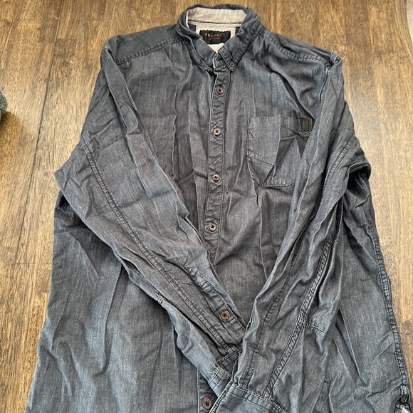 Mens button up - Picture 2 of 3